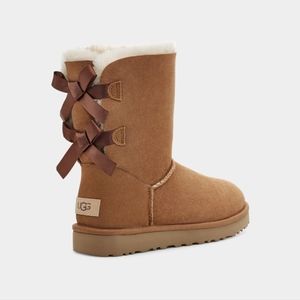 UGGs Austrailia Bailey Bow II Boots Shearling Chestnut Woman's Size 6